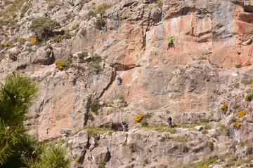 Escalando pared de una montaña