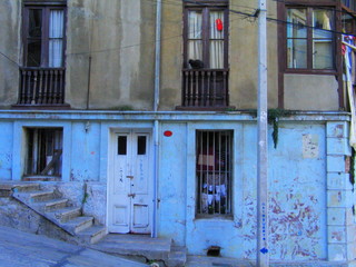 Fototapeta na wymiar Colorful architecture in Valparaiso. Chile