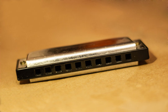 armonica sobre la mesa