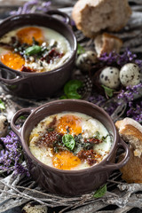 Oeuf Cocotte au Basilic, Tomate Séchée, Fromage pour le Brunch de Pâques