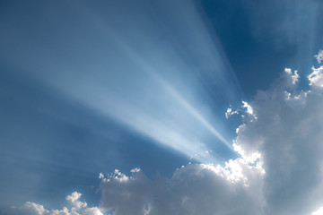 The sky has a cloud covering the sun's rays as a beautiful lobes.