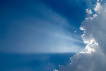 The sky has a cloud covering the sun's rays as a beautiful lobes.