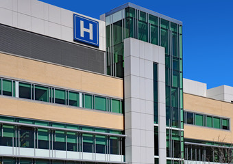 Modern style building with large H sign for hospital - 250767339