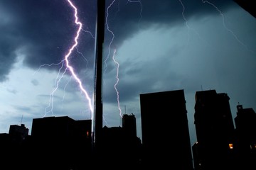 Raios, nuvens e chuva em Florianópolis, Brasil