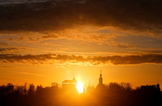 Photo sunset with the temples of Vladimir in winter