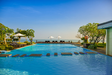Fototapeta na wymiar swimming pool in tropical resort