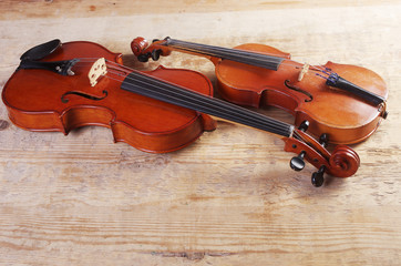 Obraz na płótnie Canvas Two violins on a wooden table