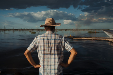 Obraz premium hombre observando el bañado 