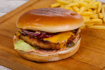 Burger with chicken, cheese and red onion