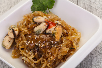 Wok noodle with mussels