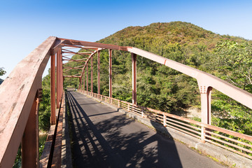 宮城大和町の南川ダムの紅葉と鎌倉山と赤い鎌倉橋