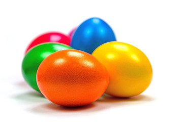 Gefärbte Hühnereier vor weißem Hintergrund