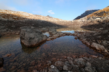 Fototapeta na wymiar mountain lake with hut