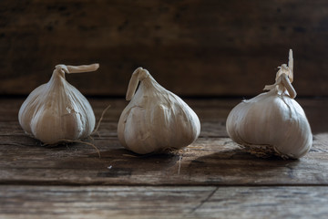 Obraz premium Garlic cloves on a vintage wooden background.
