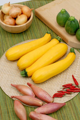 Courgettes jaunes sur une table