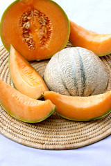 Melon charentais avec tranche sur table en été