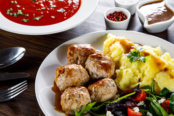 Roast meatballs with potatoes and vegetable salad