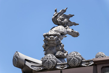 神社の屋根から見下ろす飛び狛