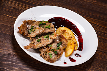 Grilled beefsteak with apples