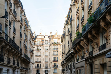 Fototapeta na wymiar old-fashioned building in paris ,Europe