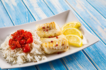 Roast fish with white rice and vegetables