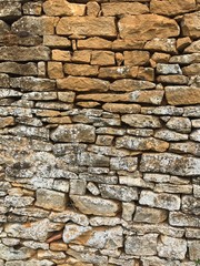 Mur en pierres dorées