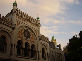 Fototapeta na wymiar La sinogoga di Praga al tramonto