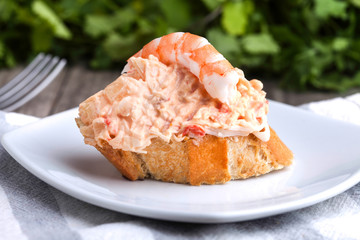Pincho de gamba con mayonesa