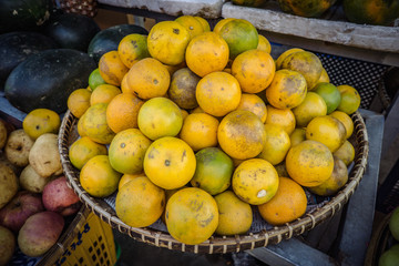 Naklejka na ściany i meble Myanmar - Orangen auf dem Markt