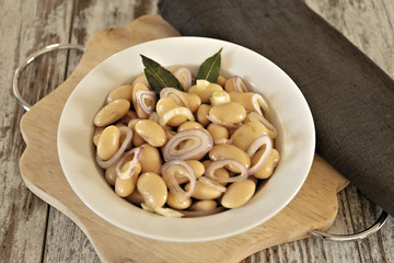 fagioli bianchi in insalata con cipolla dall'alto piatto
