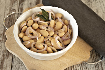 fagioli bianchi in insalata con cipolla da sopra