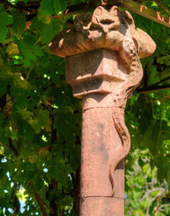 Colonne sculptée à Collonges-la-Rouge, France