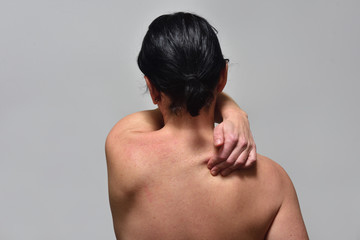 middle-aged woman with pain in the upper part of the spine
