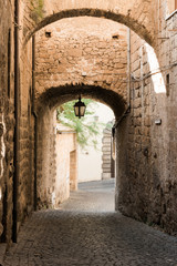 Obraz premium Quaint passageway with medieval arches in small Italian town. 