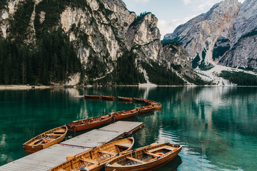 Obraz premium Ruderboote am Pragser Wildsee 