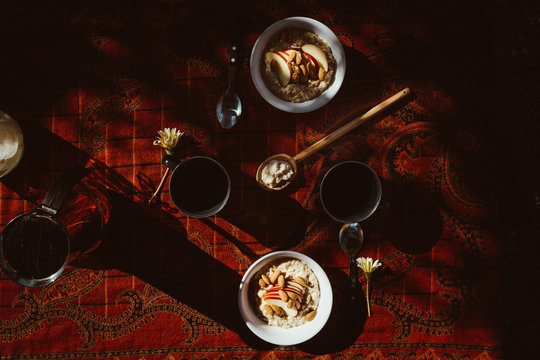 Gedeckter Frühstückstisch mit 2 Schalen gefüllt mit porridge und dekoration