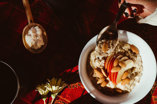 Porridge with almonds