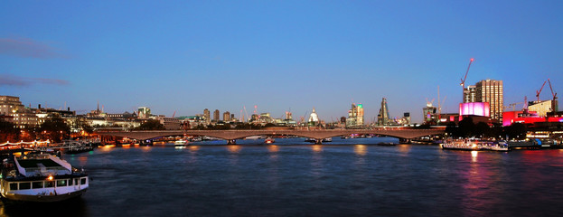 Naklejka premium Nocny widok na panoramę Londynu, oświetlony most Waterloo i obecne nowoczesne drapacze chmur.