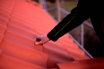 Dachdecker Handwerker Experte überprüft Dach Ziegel. Schwarz weiß web banner hintergrund für den Fachmann.
