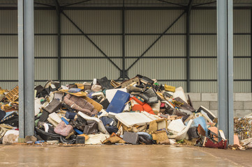 Recycling Lager mit alten Möbeln und Matratzen - Recycling warehouse with old furniture and...