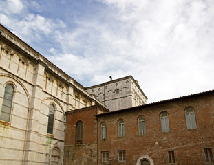 Cath&eacute;drale Saint-Martin de Lucques, vue de dos  (Lucques Toscane Italie)