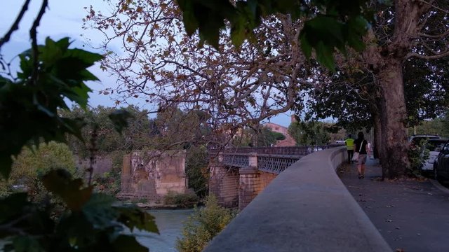 Roma (Patrimonio de la Humanidad). SPQR. Ciudad Eterna. Personas caminando por la rivera del r&iacute;o T&iacute;ber (Tevere). Ponte Palatino y Ponte Rotto. Lazio, Italia, Europa