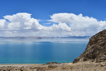 Fototapeta na wymiar China. Great lakes of Tibet. Lake Teri Tashi Namtso in sunny summer weather