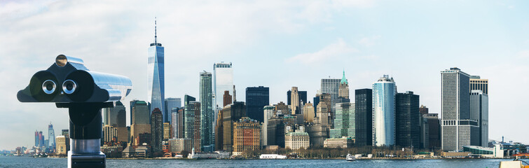 Fototapeta na wymiar Aussicht auf skyline Manhattan New York. Touristisches Fernrohr, Fernglas