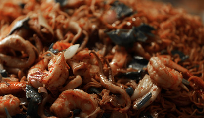 Gegrillte Meeresfrüchte an einem Makrtstand in Thailand