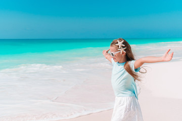 Fototapeta na wymiar Cute little girl at beach during summer vacation