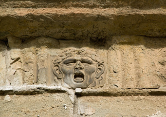 Bas relief d'une tête humaine. Place Cathédrale Saint-Martin de Lucques (Lucques Toscane Italie)