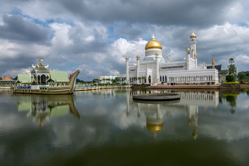 Fototapeta premium Sultan Omar Ali Saifuddien Mosque in Brunei during cloudy day. Considered as one of the most beautiful mosques in the Asia Pacific.