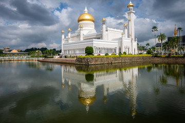 Sultan Omar Ali Saifuddien Mosque in Brunei during cloudy day. Considered as one of the most beautiful mosques in the Asia Pacific. - obrazy, fototapety, plakaty