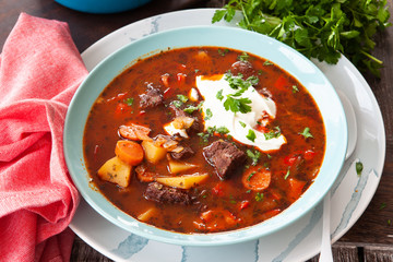 Deftige Suppe mit Gulasch